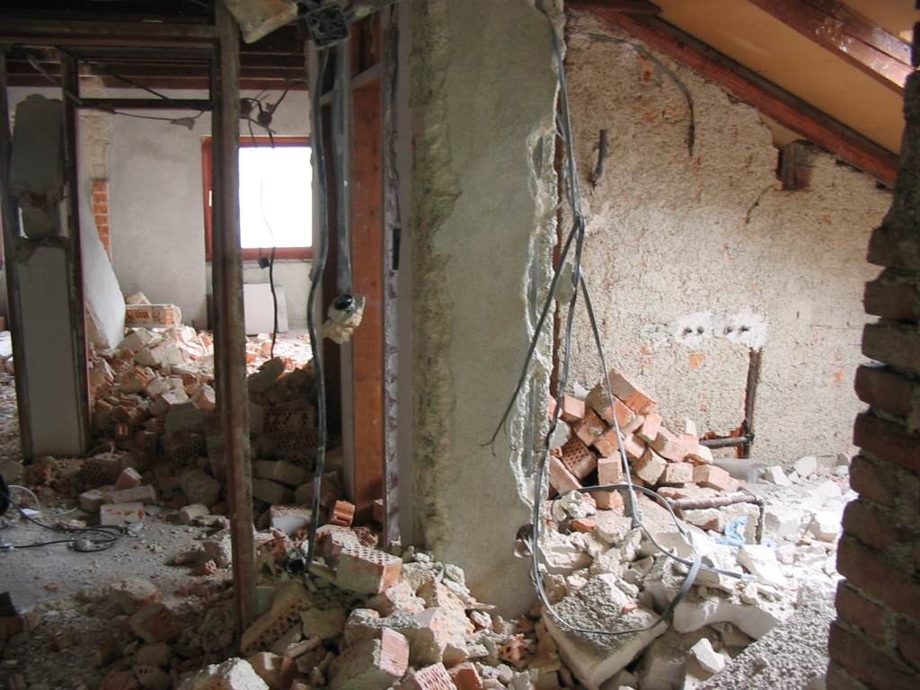 Podstreha v ruševinah