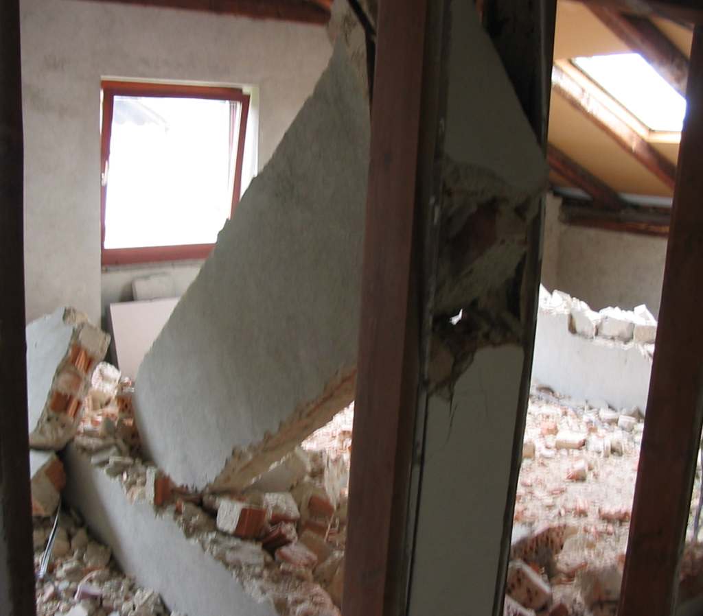 Podstreha v ruševinah