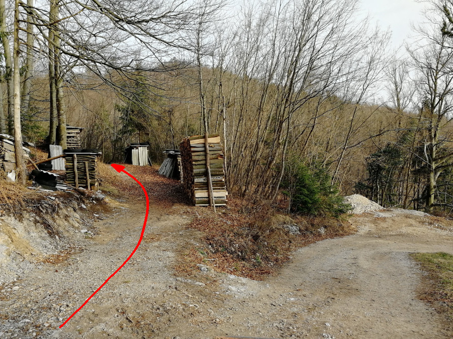 Odcep desno na peš pot