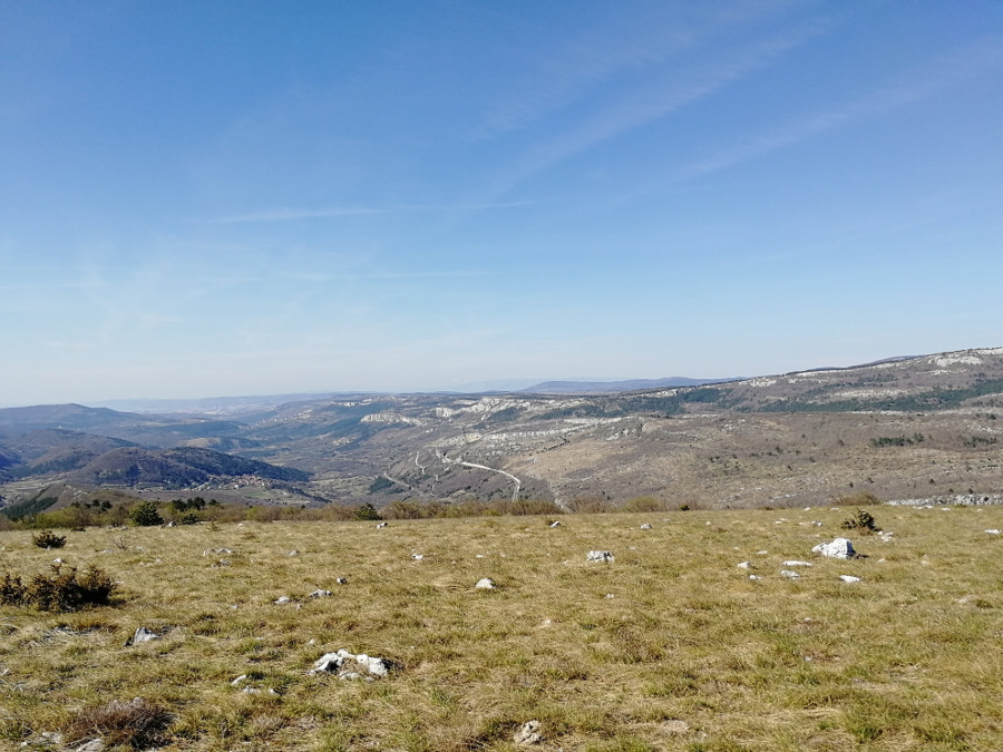 Pogled na strmo pobočje Kraškega roba