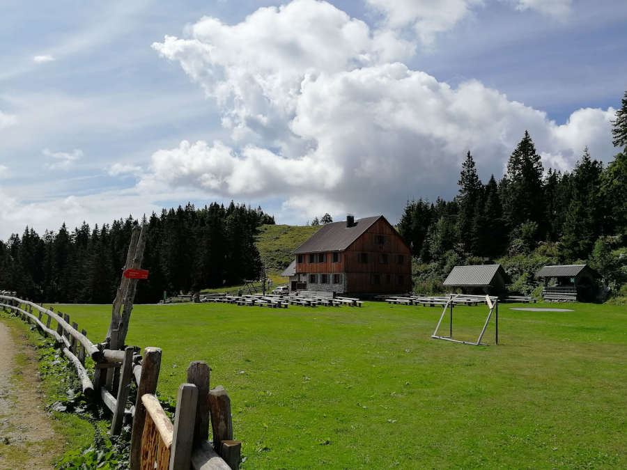 Koča na Menini planini