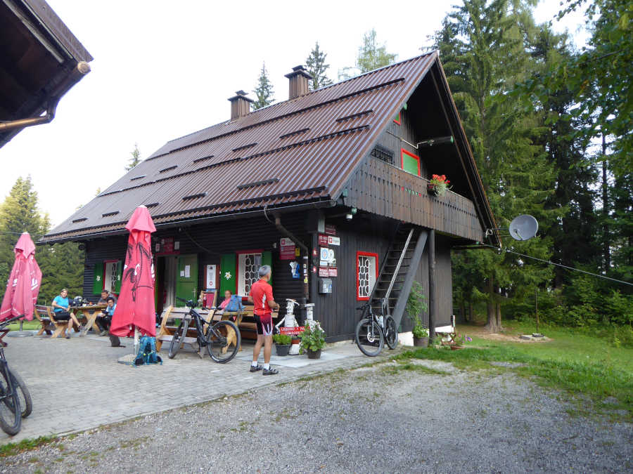 Planinska koča na Naravskih ledinah