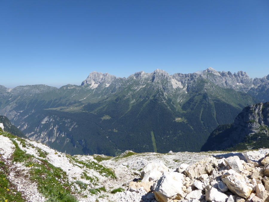 Pogled proti planini Pecol