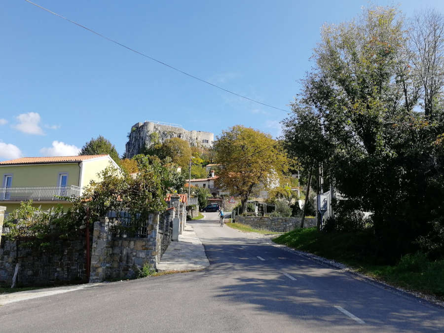 Pogled proti trdnjavi iz Socerba