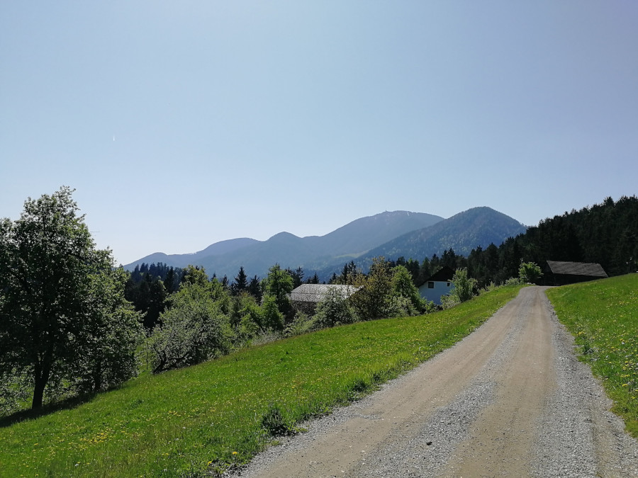 Uršlja gora v daljavi