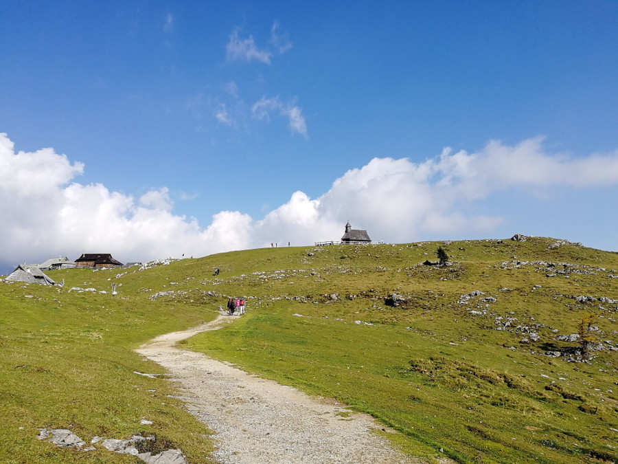 Pogled proti cerkvici Marije Snežne