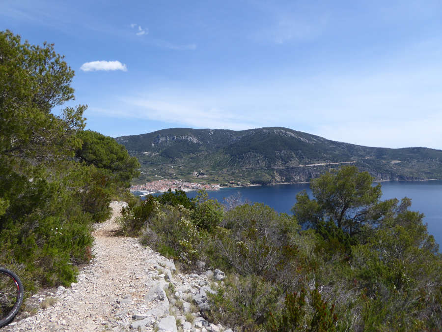 Enozložnica proti Komiži