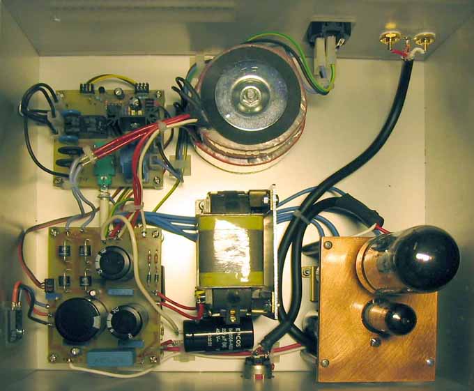 Dokončan ojačevalnik pogled notranjosti